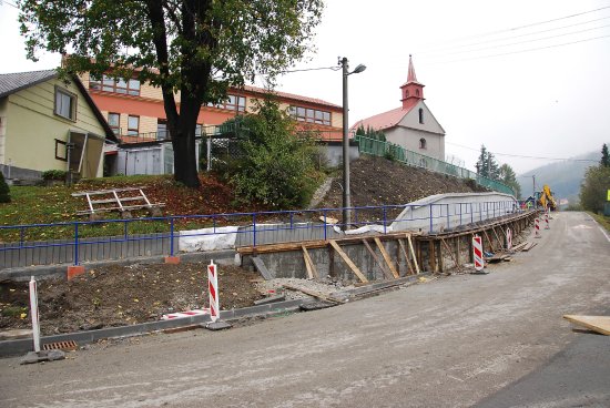 Stavba chodníku pod školou by měla být dokončena do konce tohoto týdne. Poté by se měly děti dostat do školy mnohem bezpečněji.
FOTO: DANA HOĎÁKOVÁ