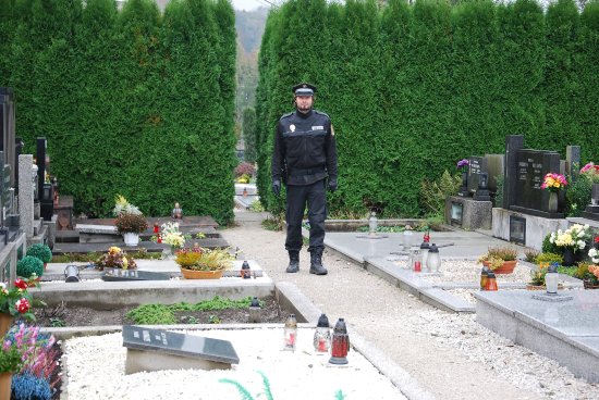 Blížící se Památka zesnulých znamená pro strážníky městské policie zintenzivnění hlídkové činnosti na hřbitovech a v jejich bezprostřední blízkosti.
FOTO: DANA HOĎÁKOVÁ