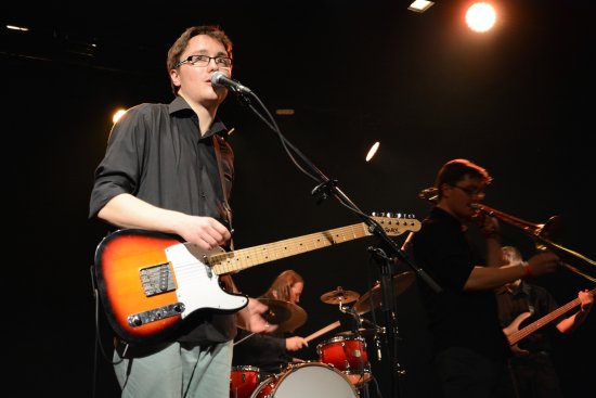 Kytarista a zpěvák Martin Galia na koncertě v kopřivnickém kulturním domě, kterým se po delší době před místní publikum vrátila kapela Tatroska.
FOTO: DAVID MACHÁČEK