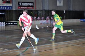 Paskovský hráč marně stíhá Zdeňka Matúše (č. 17), který se dostal do samostatného úniku. Následným gólem zařídil Kopřivnici dvoubrankové vedení.
FOTO: KRISTINA ČABLOVÁ