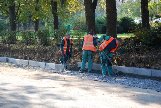 Pracovníci Slumeka usazují obruby nového parkovacího stání na ulici Sadové. Práce by měli dokončit do  17. listopadu. Nové parkoviště má usnadnit situace odstavení osobních vozů.   
FOTO: DANA HOĎÁKOVÁ