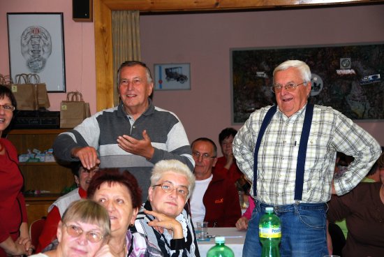 Nejen soutěžní týmy, ale i diváci se bavili na zábavném soutěžním odpoledni, které proběhlo před týdnem v prostorách tatrováckého klubu seniorů. 
FOTO: DANA HOĎÁKOVÁ