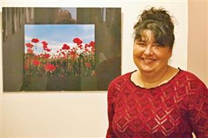 Stanislava Slováková při vernisáži v Galerii Lara na Čeladné. Její výstava Kouzlo okamžiku potrvá do 3. prosince.
FOTO: RADEK SLOVÁK