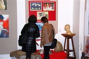 Školní galerii ve vestibulu Základní umělecké školy Zdeňka Buriana výjimečně nezdobí díla jejich žáků, ale svou tvorbu zde prezentují jejich učitelé.
FOTO: DANA HOĎÁKOVÁ