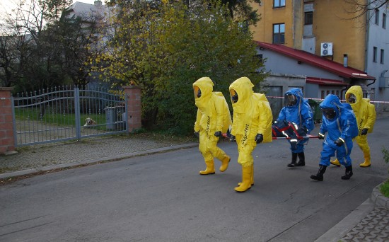 Dvě jednotky hasičů se zúčastnily taktického cvičení, jehož úkolem byla záchrana osob ze čpavkem zamořeného prostoru strojovny zimního stadionu.
FOTO: DANA HOĎÁKOVÁ