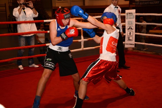 Třináctiletý Michal Lysoněk boxuje teprve tři měsíce, ale před domácím publikem si v ringu poradil i se zkušenějším Polákem.
FOTO: DAVID MACHÁČEK