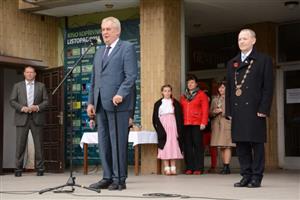 Ze stejného místa jako vloni v říjnu promlouval prezident Miloš Zeman ke shromážděným Kopřivničanům. Jeho návštěva byla o něco delší a poslechnout si ho přišlo také o něco víc lidí než před rokem.
FOTO: DAVID MACHÁČEK