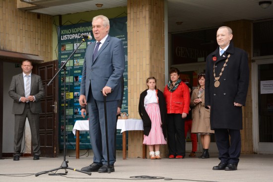 Ze stejného místa jako vloni v říjnu promlouval prezident Miloš Zeman ke shromážděným Kopřivničanům. Jeho návštěva byla o něco delší a poslechnout si ho přišlo také o něco víc lidí než před rokem.
FOTO: DAVID MACHÁČEK