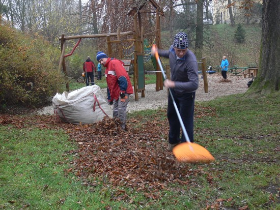 Trnávští občané se sešli v pátek při úklidu dětského koutku v zámeckém parku, aby odstranili nánosy spadaného listí.
FOTO: ILONA MAZALOVÁ