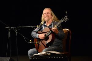 Koncert Jaroslava Hutky v Kopřivnici byl součástí připomínky pětadvacátého výročí revoluce z listopadu 1989. Písničkář zazpíval své nejznámější skladby i novinky z posledních let. FOTO: DAVID MACHÁČEK