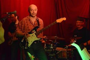 Dobrá nálada na pódiu i pod ním panovala při sobotním koncertu kapely Vltava s frontmanem Robertem Nebřeským. Koncert proběhl v restauraci Mandala.
FOTO: DAVID MACHÁČEK