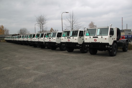Šestnáct zbrusu nových tatrovek se v těchto dnech vydává na dalekou cestu do Mexika, kde budou sloužit tamní vládě při bojích s povodněmi.
FOTO: TATRA TRUCKS