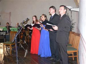 Na prvním adventním koncertu v piaristickém klášteře v Příboře se mimo jiné představil pěvecký kvartet ve složení Alena a Kateřina Juřenovy, Jan a Martin Monsportovi.
FOTO: ILONA MAZALOVÁ