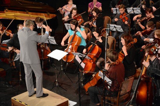 Komorní orchestr tvořený žáky, absolventy a učiteli zdejší Základní školy Zdeňka Buriana zahajoval speciální koncert uspořádaný na oslavu 60. výročí uměleckého školství v Kopřivnici.
FOTO: DAVID MACHÁČEK