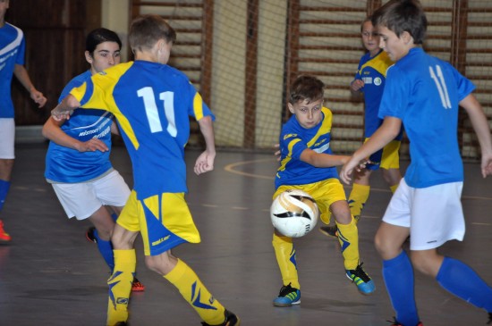 Kopřivnické družstvo mladších žáků dosáhlo v domácím fotbalovém turnaji na prvenství, když ve finále porazilo Baník Ostrava.
FOTO: KRISTINA ČABLOVÁ