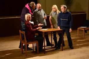 Všichni členové ostravského divadla Kruh naděje mají osobní zkušenost s životem bez střechy nad hlavou. Jejich jevištní výpověď o životě bezdomovců je o to působivější.                  
FOTO: DAVID MACHÁČEK