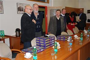 Vedení automobilky založilo novou tradici, setkalo se s řediteli místních základních a mateřských škol a předalo jim stavebnice Merkur a plastové tatrovky.
FOTO: DANA HOĎÁKOVÁ