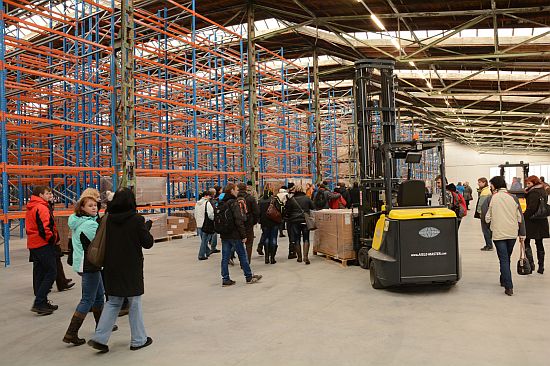 Zaměstnanci společnosti Bike Fun si prohlížejí nově otevřený velkokapacitní sklad, ve kterém bude místní výrobce schopen uložit až 60 tisíc jízdních kol.
FOTO: DAVID MACHÁČEK