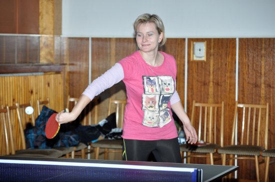 Vlčovického Vánočního turnaje ve stolním tenise se zúčastnila také jedna žena. Lenka Zátopková z Vlčovic nakonec obsadila třináctou příčku.
FOTO: KRISTINA ČABLOVÁ