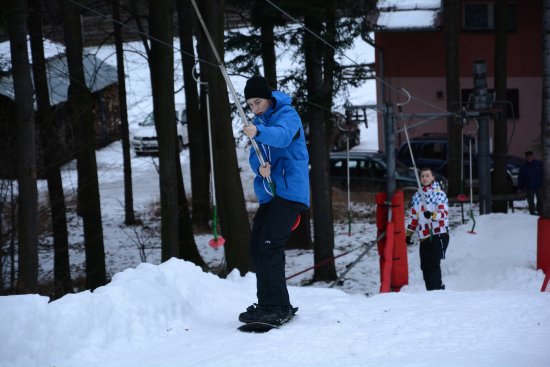 V pátek 9. ledna se poprvé v sezoně rozjel vlek na kopřivnické sjezdovce. Na Červeném kameni se lyžovat nepřestalo ani během teplého víkendového počasí, a to díky zásobě technického sněhu.
FOTO: DAVID MACHÁČEK