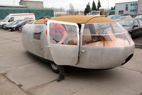 Kuriózní tříkolové vozidlo Dimaxion, jehož kopii pro amerického sběratele vyrobili v Lubině, nenabízí pasažérům příliš pohodlí ani bezpečí.
FOTO: DAVID MACHÁČEK