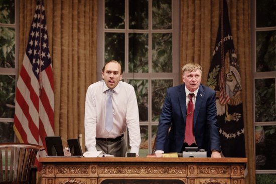 Satirickou komedií Listopad s Michalem Dlouhým v hlavní roli bude dnes večer pokračovat série divadelního předplatného Kulturního domu Kopřivnice.
FOTO: I. CHMELA, DIVADLO ABC