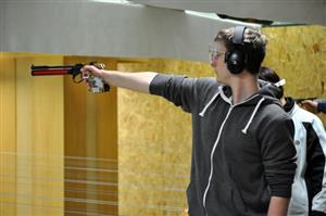 Radek Domitra je nadějný sedmnáctiletý kopřivnický střelec, který ve třetím kole Zimní oblastní střelecké ligy zvítězil v kategorii vzduchové pistole na 40 ran dorostenců.
FOTO: KRISTINA ČABLOVÁ