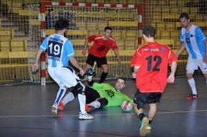 Mužstvo Getafe porazilo ve finálovém utkání Lokomotivu Gangsters Kopřivnice a již počtvrté v řadě zvedlo nad hlavu pohár pro vítěze turnaje.
FOTO: KRISTINA ČABLOVÁ