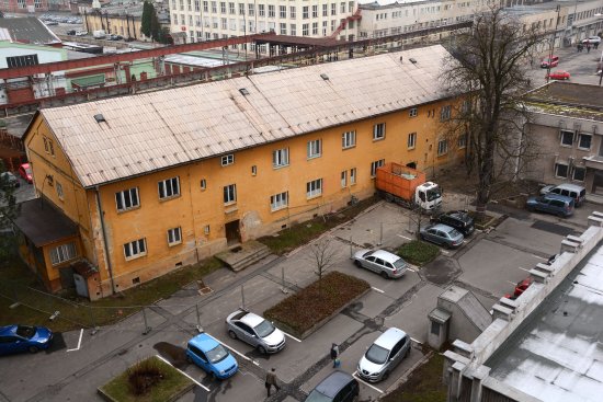 Už tento týden zmizí z bývalého domu lékařů střecha, příští víkend už by měl jít k zemi celý objekt. Demolice přinese omezení nejen pro pěší, ale i dopravu.
FOTO: DAVID MACHÁČEK