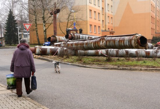 Nadzemní horkovod mizí pomalu z centra města. Většina potrubí už je demontována, nyní se musí zbavit izolace a pak přijdou na řadu podpěry.
FOTO: DAVID MACHÁČEK