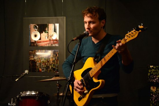 Brit Darren Eve v sobotu v kopřivnické Mandale nejen zahajoval výstavu fotografií, které pořídil při svých cestách po světě, ale zároveň představil i své písně.
FOTO: DAVID MACHÁČEK