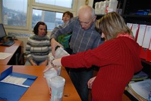 Před počítáním výtěžku Tříkrálové sbírky byly kasičky podrobeny kontrole, zda nebyly poškozeny pečeti. V nich byly kromě českých korun i mince a bankovky cizích měn.                   
FOTO: DANA HOĎÁKOVÁ