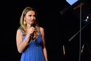 Yvetta Blanarovičová byla na letošním Obecním plese v roli zpěvačky, ale také moderátorky celého programu. 
FOTO: DAVID MACHÁČEK