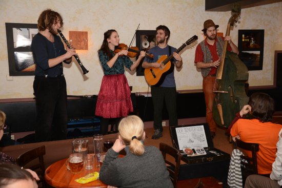 Akustický koncert romské a klezmerové muziky přivezla tak trochu nečekaně minulou sobotu do Kopřivnice kapela Der Šenster Gob.
FOTO: DAVID MACHÁČEK