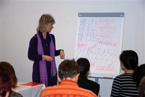 Na přednášku o numerologii dorazilo minulý týden  do zdejší knihovny několik desítek zájemců, kteří chtěli nahlédnout do budoucnosti.
FOTO: DANA HOĎÁKOVÁ