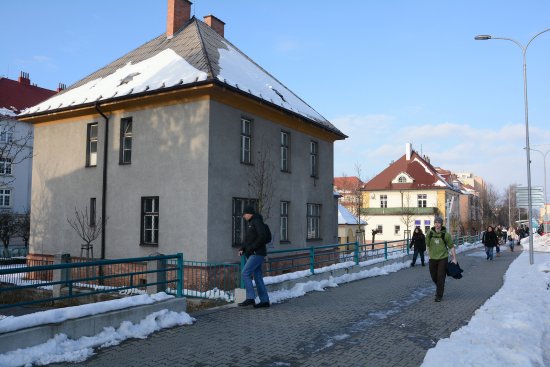 Od roku 2001, kdy vilu na Sokolovské ulici opustil dům dětí a mládeže, zůstává objekt nevyužitý. Radní nyní jednali o jeho dalším osudu. Ve hře je také prodej nemovitosti v centru města.
FOTO: DAVID MACHÁČEK