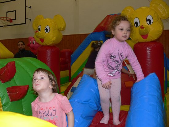 Na atrakcích ve Štramberku děti dováděly celé odpoledne. Pořadatelská služba dbala o to, aby počet dětí na jednotlivých zastaveních nepřevýšil jejich kapacitu i bezpečnost.
FOTO: ILONA MAZALOVÁ