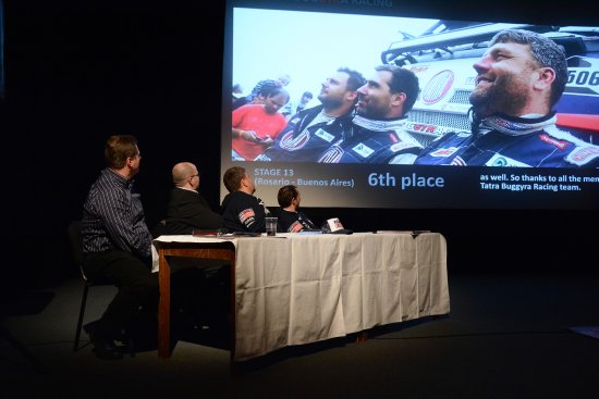 Tatra Buggyra Racing Team se v prostorách zdejšího kina sešel s fanoušky. Pilot Martin Kolomý i další lidé z jeho okolí vyprávěli zážitky z letošního Dakaru.
FOTO: DAVID MACHÁČEK