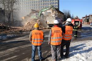 V sobotu 14. února brzy ráno se do někdejšího zdravotního střediska Tatry zakously demoliční stroje. Během víkendu nevyužívaný objekt srovnaly se zemí a nyní pokračuje odvoz suti a sanace terénu.
FOTO: DAVID MACHÁČEK