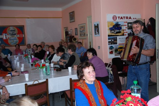 Senioři se ve zcela zaplněném klubu důchodců příjemně bavili zpěvem za doprovodu harmonikáře Lubomíra Piskoře. Na závěr si posteskli, že by takových akcí mohlo být víc.
FOTO: DANA HOĎÁKOVÁ