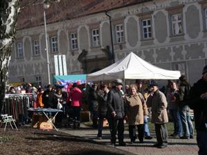 Obnovená tradice Valentinské pouti se těší značné oblibě nejen místních obyvatel, ale sjíždějí se na ni i z okolních měst a obcí. Letošní počasí se postaralo o rekordní účast.
FOTO: ILONA MAZALOVÁ
