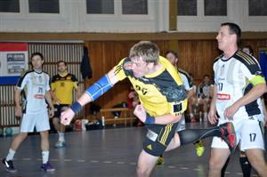 Petr Šlachta (uprostřed) si v utkání se Strakonicemi připsal sedm branek a spolu s Janem Gřesem, který skóroval osmkrát, patřili ke klíčovým postavám zápasu.
FOTO: KRISTINA ČABLOVÁ