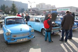 Tři desítky trabantů zaplnily v sobotu centrum města. Jejich majitelé navštívili kopřivnické technické muzeum v rámci zimního srazu Klubu přátel modrého dýmu Slezsko.
FOTO: DANA HOĎÁKOVÁ