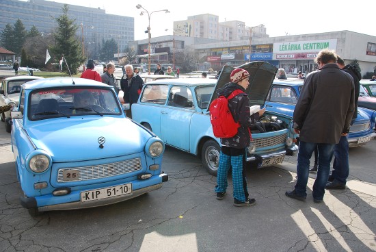 Tři desítky trabantů zaplnily v sobotu centrum města. Jejich majitelé navštívili kopřivnické technické muzeum v rámci zimního srazu Klubu přátel modrého dýmu Slezsko.
FOTO: DANA HOĎÁKOVÁ