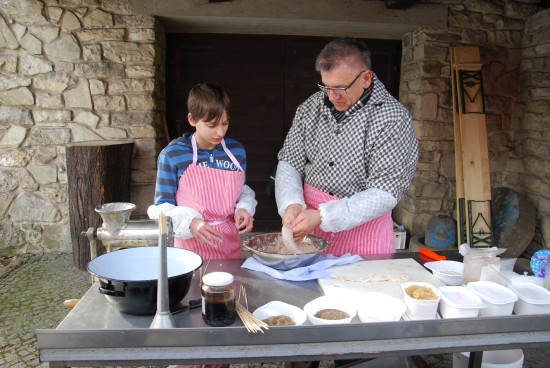 Řezník Milan Žabčík předváděl své řemeslo zájemcům. Někteří z nich si mohli vybrané postupy vyzkoušet na vlastní kůži.
FOTO: DANA HOĎÁKOVÁ