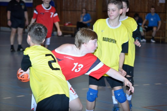 Že házená není pro žádná ořezávátka, dokazuje Matěj Lakatoš (uprostřed), který se snaží probít obranou slovenského celku Bojnice.
FOTO: KRISTINA ČABLOVÁ