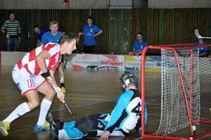 Ve druhé třetině prvního čtvrtfinálového utkání play-off si kopřivničtí florbalisté užívali střeleckých žní. Takto zvyšoval na 10:3 ve 37. minutě Zdeněk Matúš.
FOTO: KRISTINA ČABLOVÁ