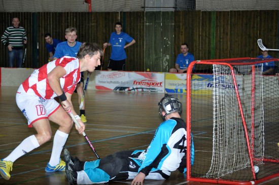 Ve druhé třetině prvního čtvrtfinálového utkání play-off si kopřivničtí florbalisté užívali střeleckých žní. Takto zvyšoval na 10:3 ve 37. minutě Zdeněk Matúš.
FOTO: KRISTINA ČABLOVÁ