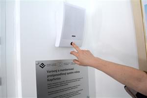 Součástí systému bezdrátového rozhlasu, který má obyvatele varovat v případě nebezpečí, jsou přijímače se záznamem, kde je možné stiskem tlačítka přehrát poslední hlášení.
FOTO: DAVID MACHÁČEK