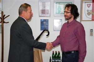 Starosta Miroslav Kopečný ocenil Petra Jelínka, vrátného ze střediska sociálních služeb, jenž při požáru svým zásahem zamezil větším škodám.
FOTO: DANA HOĎÁKOVÁ